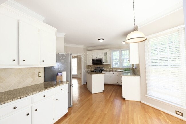 Building Photo - 6004 Manor Park Terrace
