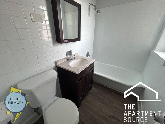 Building Photo - 2004 W Jarvis Ave