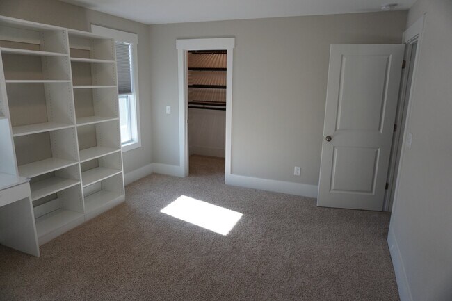Building Photo - 4BR/3.5BA Home in the Gated Community of R...