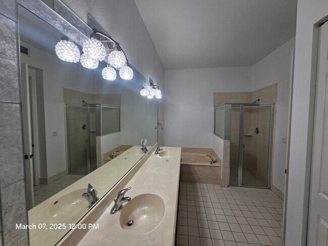 Building Photo - Discover the perfect blend of comfort and ...