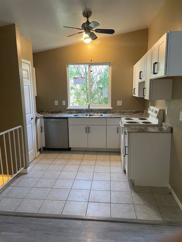 Building Photo - 18757 E Hawaii Dr