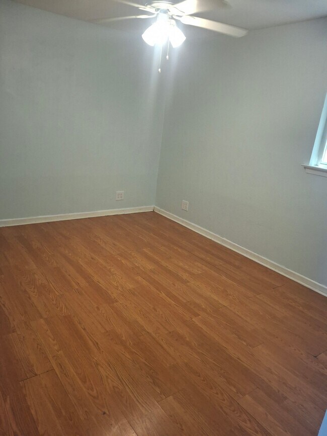 Building Photo - 2300 Live Oak St