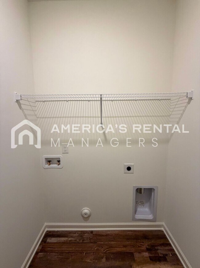 Building Photo - Modern Single Level Living in Doss Ferry - Available NOW!