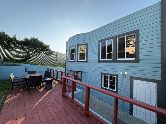 Building Photo - Spacious Home on a Quiet Cul-de-sac Near Little Hollywood