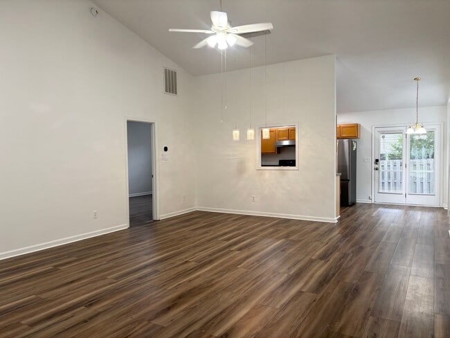 Building Photo - BEAUTIFUL 2 BEDROOM GARDEN HOME IN IRMO'S IVY GREEN