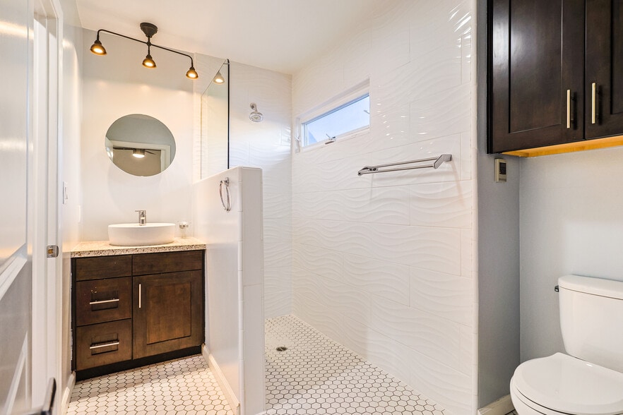 Building Photo - 256 W Tujunga Ave