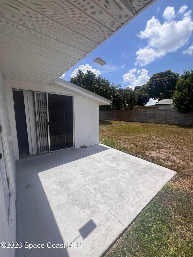 Building Photo - 2407 Lakeview Dr