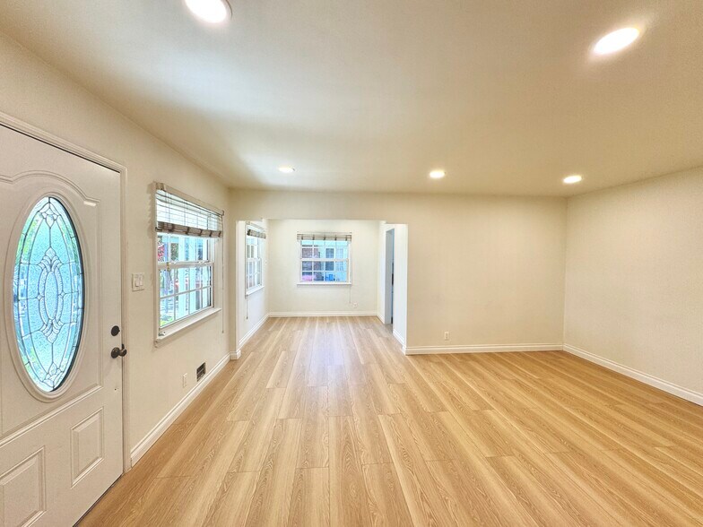 recessed lighting - 11720 Utah Ave