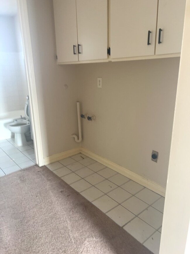 Building Photo - Move-in special: $500 off First months rent