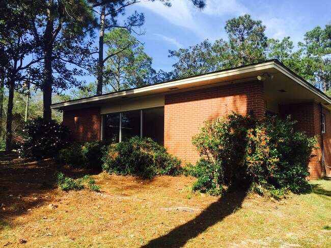 Building Photo - 214 Circle Dr