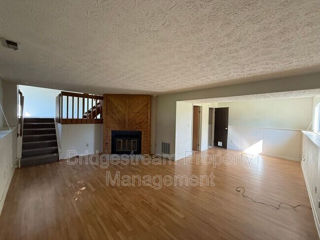 Building Photo - 2421 Bentree Ct