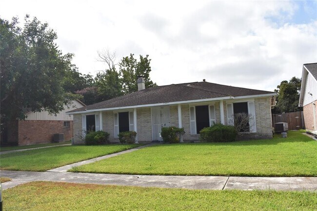 Building Photo - 10427 Huntington Wood Dr