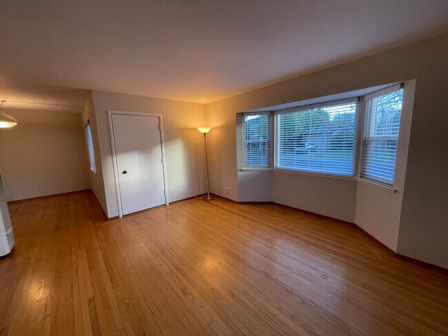 Living room - 320 Waverley St