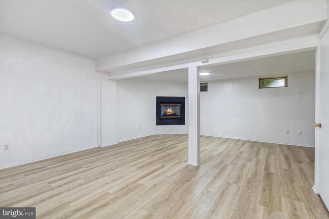 Building Photo - 13 Dancer Ct