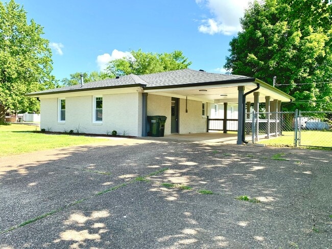 Building Photo - 427 Wayne Dr