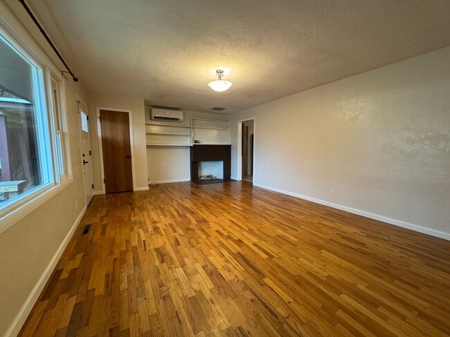 Building Photo - Open House: Sun. Jan 11, 2026 from 2-4 pm - 4 Bedroom, 2 Bathroom House in SE Eugene