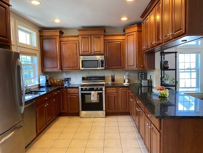 Building Photo - Three Bedroom 3.5 baths Townhouse for Rent...