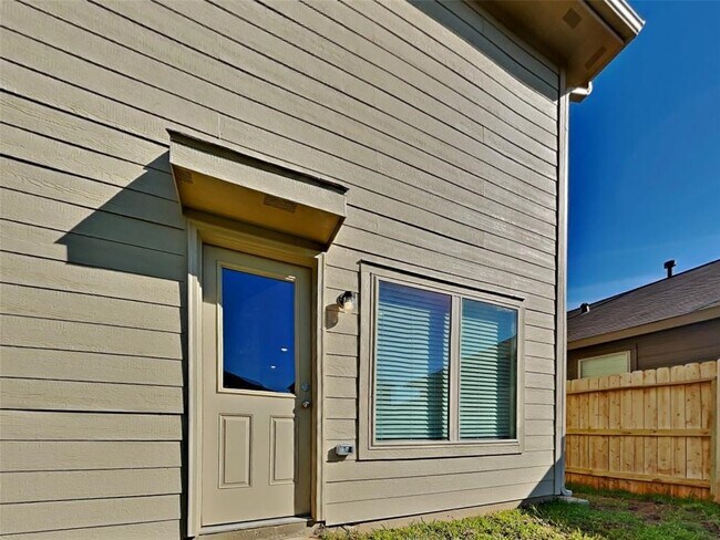 Building Photo - 3202 Holly Stokes Wy