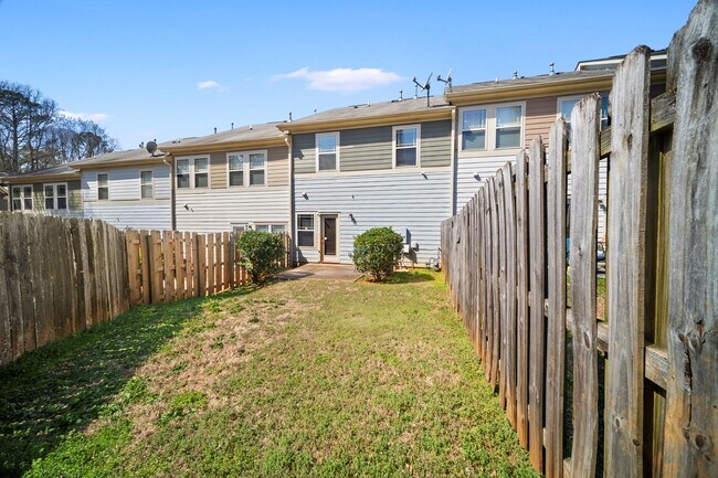 Building Photo - 1094 N Village Dr