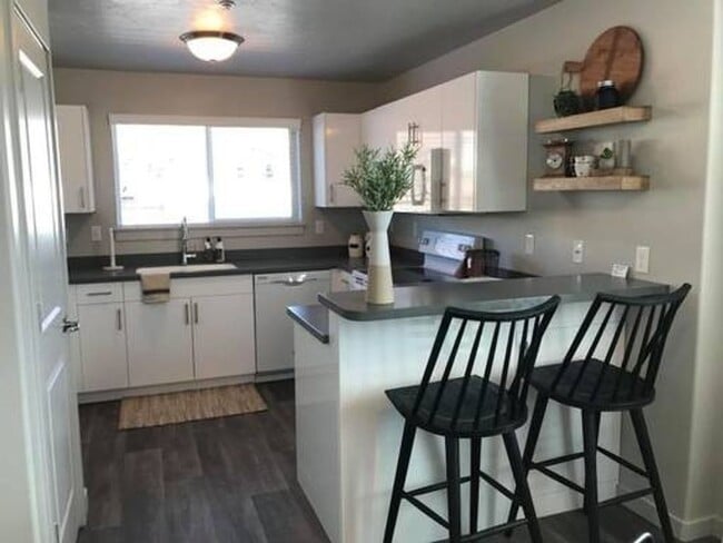 Building Photo - CUTE CONDO FOR RENT IN OREM!!!
