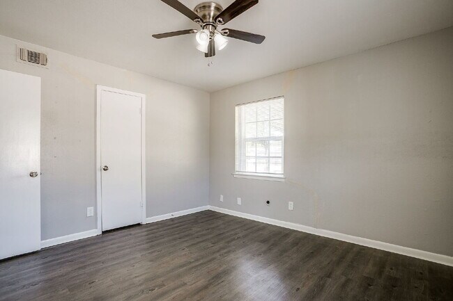 Building Photo - Cozy 2-Bed Duplex Available for Immediate ...