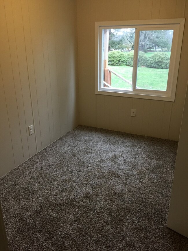 Building Photo - 1077 W Axton Rd