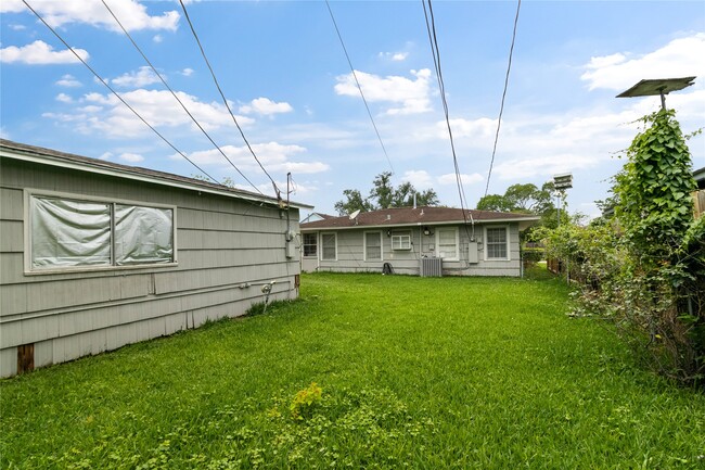 Building Photo - 7410 Buena Vista St