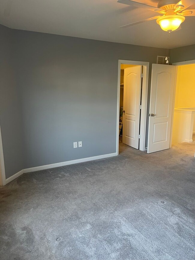 Building Photo - 3 bedroom 2 1/2 bath Townhouse in Bayberry