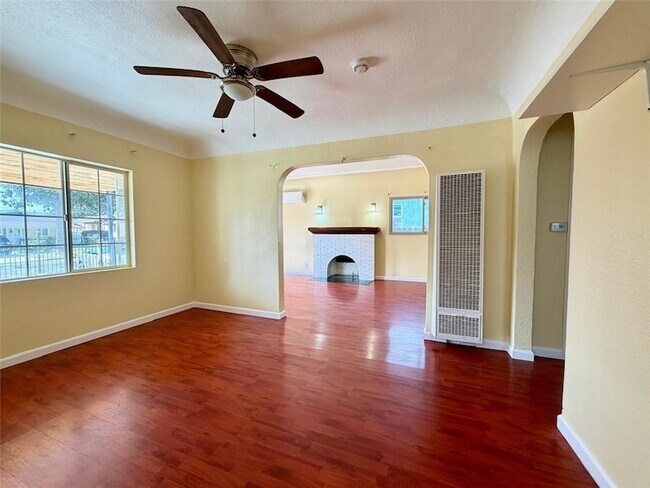 Building Photo - 607 W 101st St