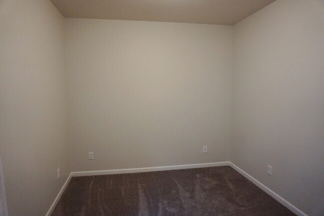 Building Photo - 2221 Silverton Dr
