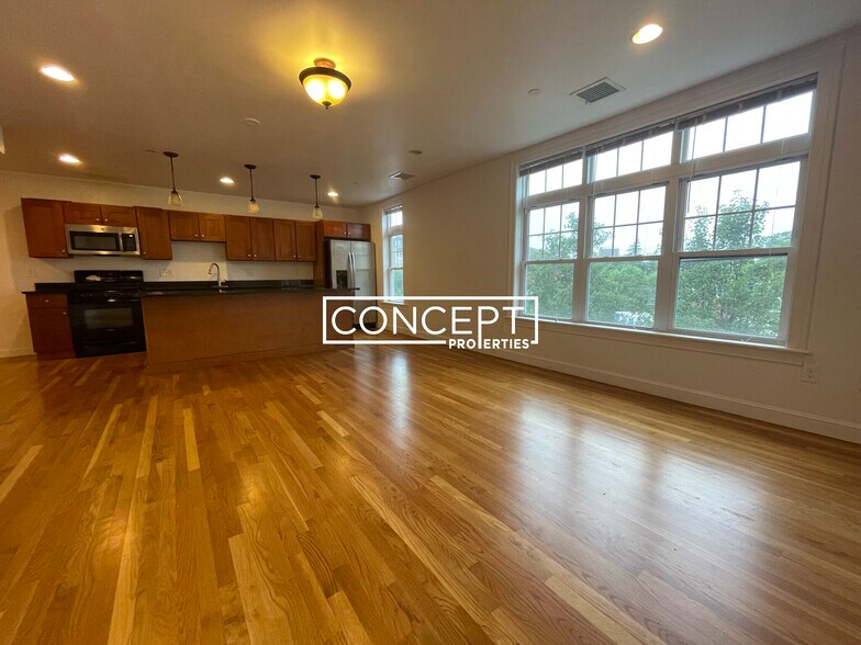 Building Photo - 53 Circuit St