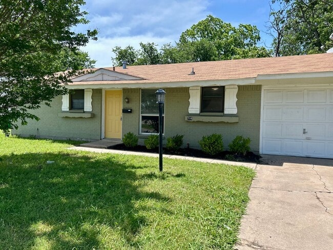 Building Photo - Charming Home located in the heart of Burleson!