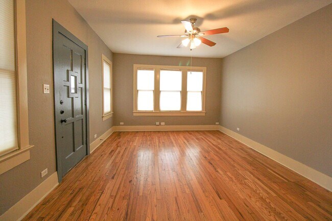 Building Photo - 438 W Rosewood Ave