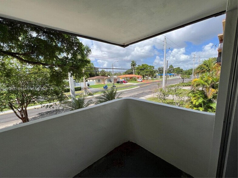 Building Photo - 465 S Royal Poinciana Blvd