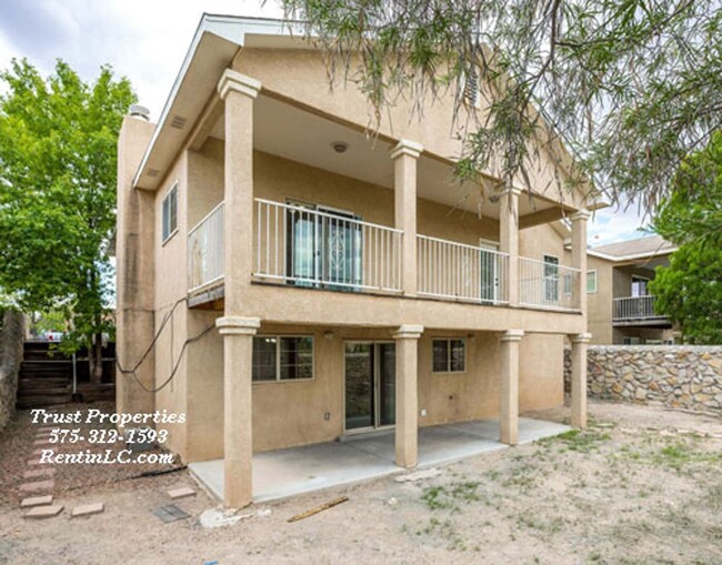 Building Photo - Large 5/3 backs to Arroyo with views