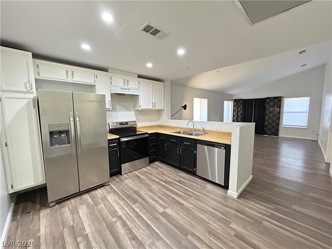 Building Photo - 7135 Shadow Crest Dr