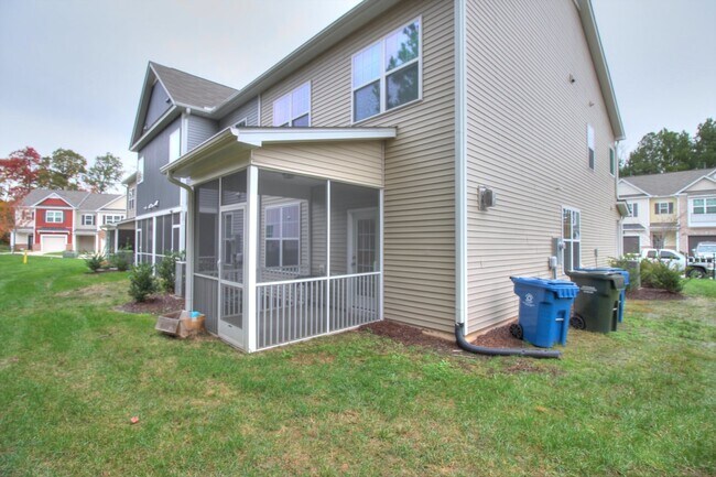 Building Photo - Gorgeous 3 Bedroom/ 2.5 Townhome with Garage!
