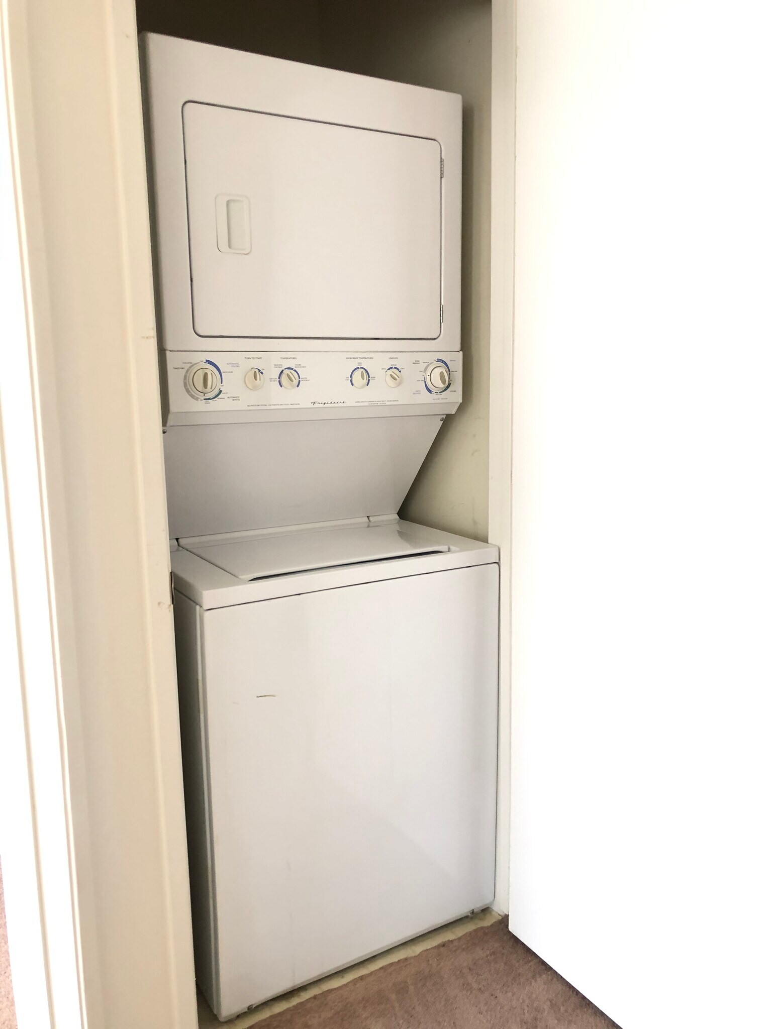 Building Photo - 6139 Fountain Ave