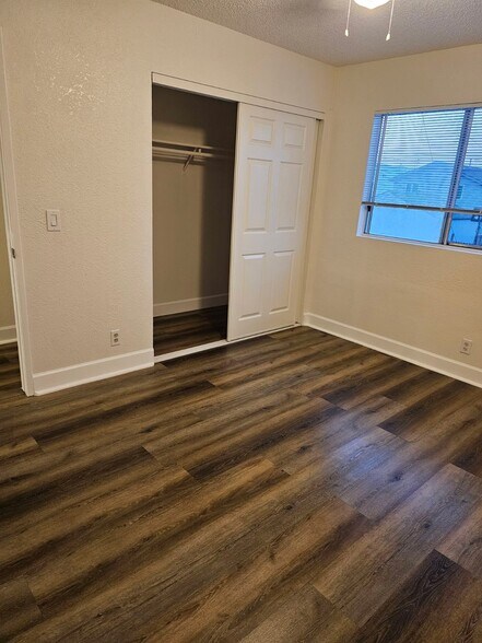 Building Photo - 207 E 116th Pl