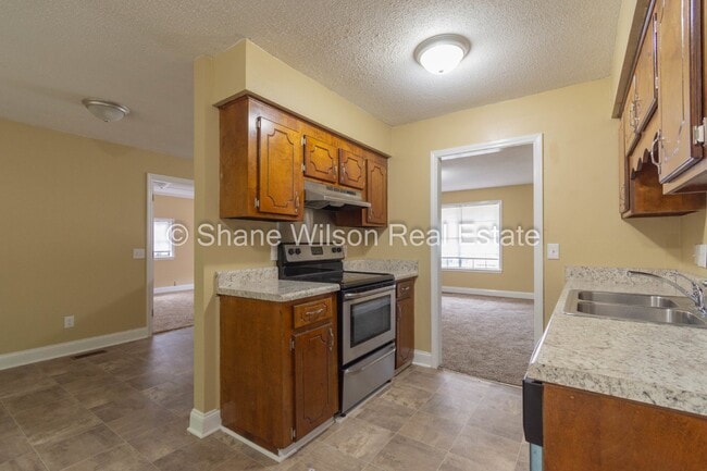 Building Photo - Large 4 BR / 2.5 BA homefor lease in Rossv...