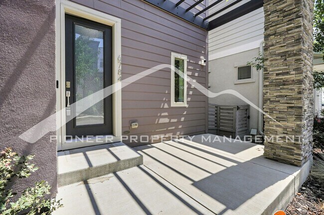 Building Photo - Gorgeous Home with Central AC and Washer/Dryer