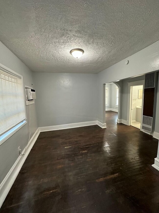 Building Photo - Fully Renovated 2/1 Single Family Ready to Move In!!!