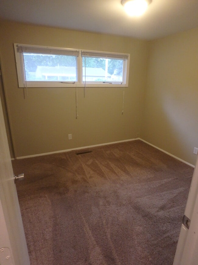 Building Photo - 1548 SW Shunga Dr