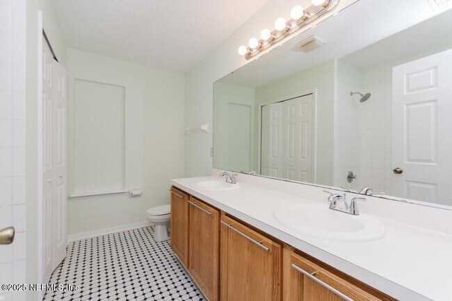 Building Photo - 2058 Forest Gate Dr E