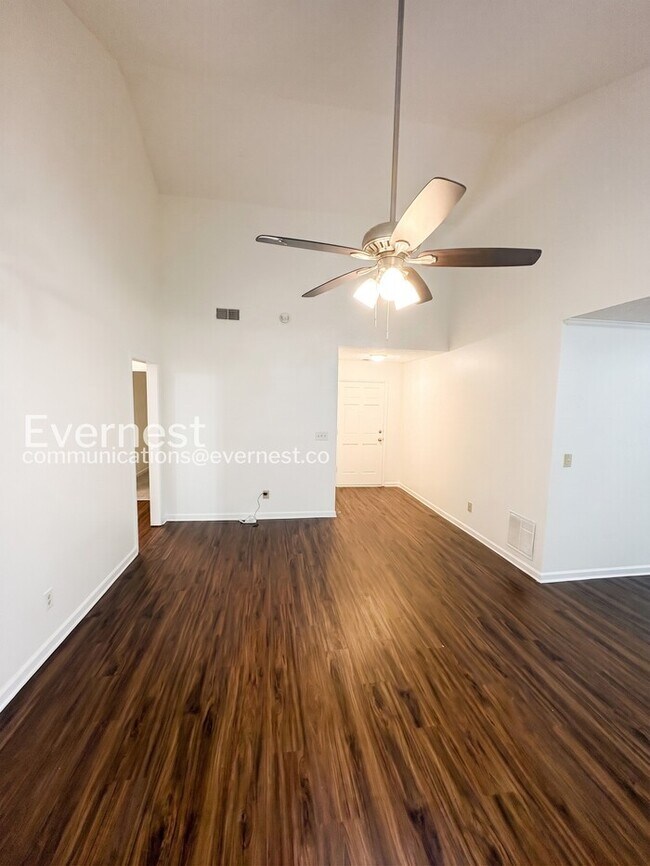 Building Photo - Spacious  Home with Deck, Patio, and Garage! / 3 Bed, 2 Bath / Available now!