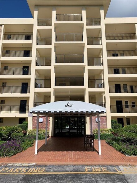 Building Photo - 2751 N Palm Aire Dr