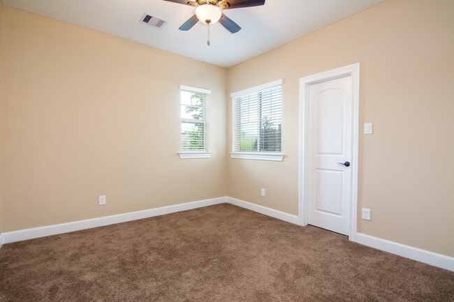 Building Photo - 34 Canoe Bend Ct