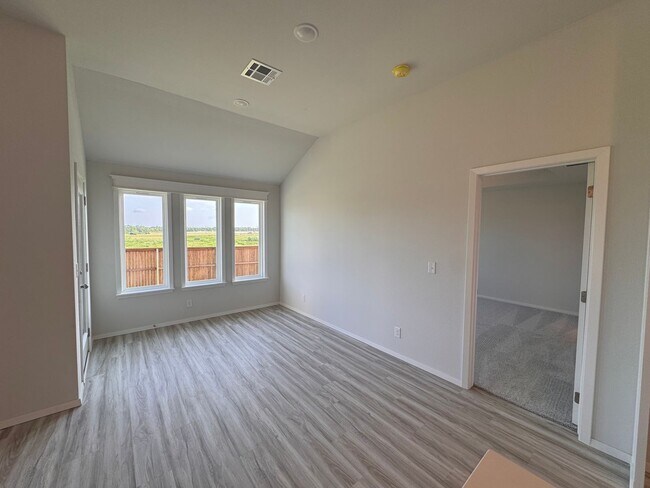 Building Photo - 3401 E 153rd St S