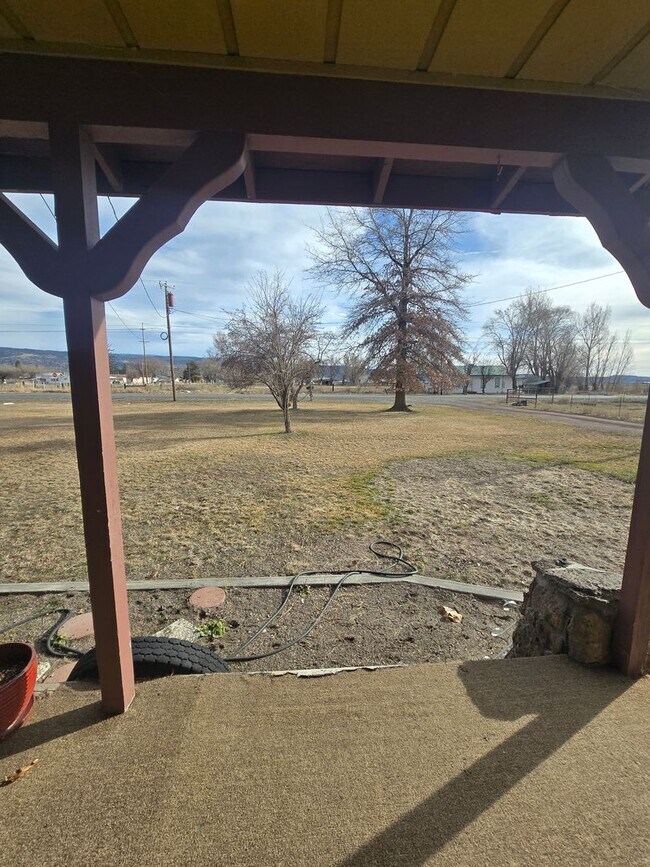 Building Photo - Charming Farmhouse