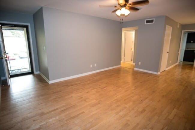 Building Photo - Beautifull Top-Floor 2B/2B Condo in Sought-After Cross Creek Community!